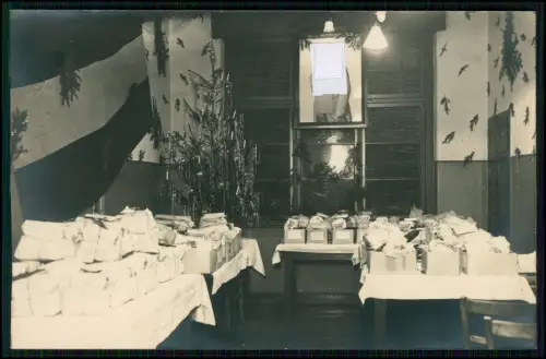 2x Foto - Wehrmacht geschmückter Raum - mit Weihnachtsbaum und vielen Päckchen..