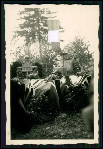 2x Foto - Wehrmacht  Soldaten - Gräber Kreuze Namen .....