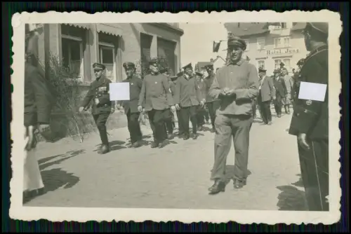 Foto - Soldaten Veteranen - auf der Straße im Marsch am Hotel Jung um 1936