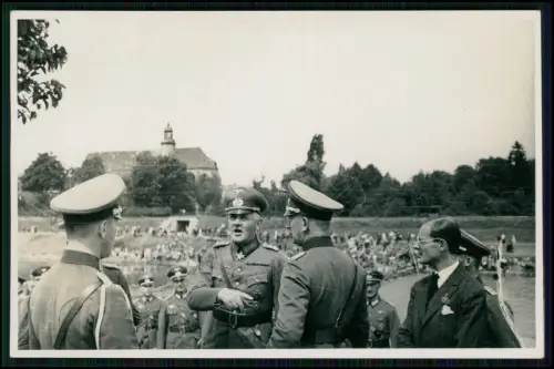 Foto AK - Wehrmacht Soldaten Höxter a.d. Weser St. Nikolai Kirche im Hintergrund
