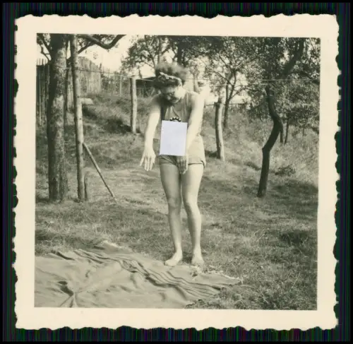 2x Foto - junge Dame im Trikot Badeanzug - Gymnastik auf Wiese - 1938