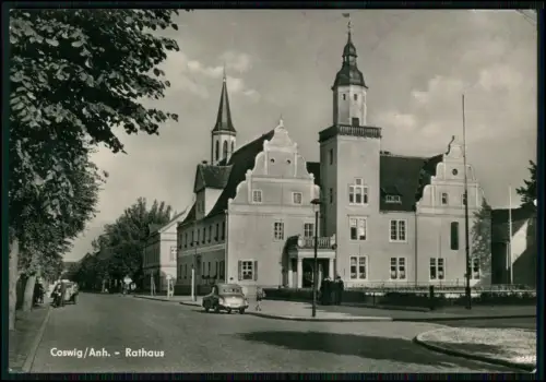 Foto AK - Coswig in Sachsen Anhalt - Straße mit Autos am Rathaus im Stadtzentrum