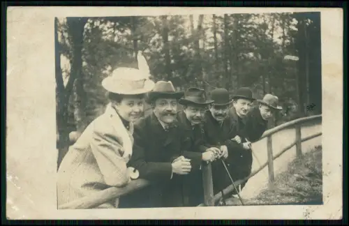 Foto AK - Herren und Dame mit Hüten - Spaziergang Wald - 1908 Freiburg gelaufen