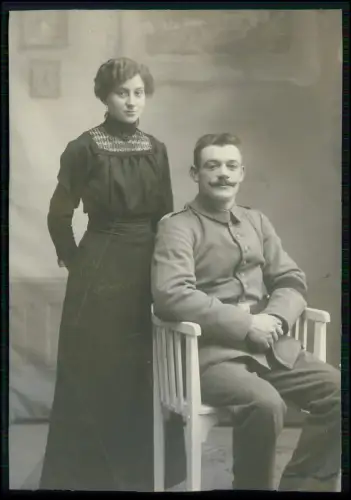 Foto 15x10 - Soldat mit Frau – Originalportrait 1910 - im Atelier Fotografiert