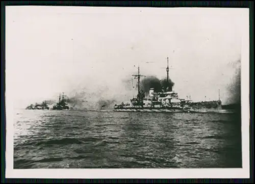 Foto AK - 1.SMS-Geschwader Schlachtschiffe dampfen in Linie durch die Förde Kiel