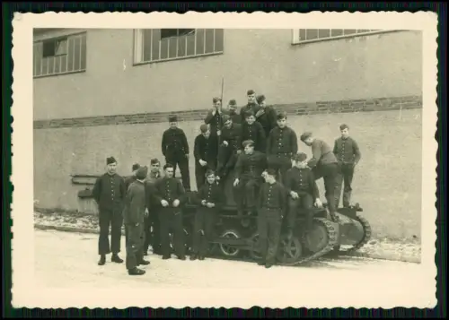 Foto - Gruppe Soldaten auf kleinem Panzer Tank Kettenfahrzeug vor Kasernenmauer