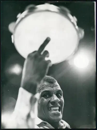 Foto 24x18cm Mann mit Tamburin energiegeladene Geste Karneval Rio Brasilien 1957