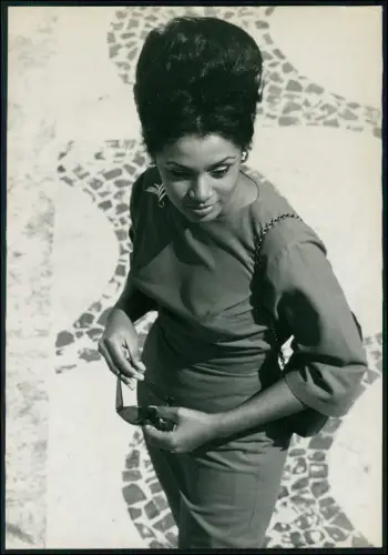 Foto 24x18cm - Elegant gekleidete Frau mit Sonnenbrille - Rio Brasilien 1957