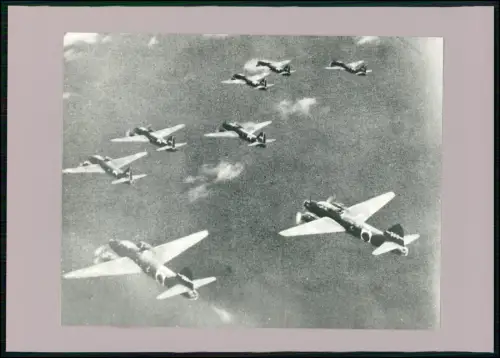 Foto Formation japanischer Bomberflugzeuge im Flug während des Zweiten Weltkrieg