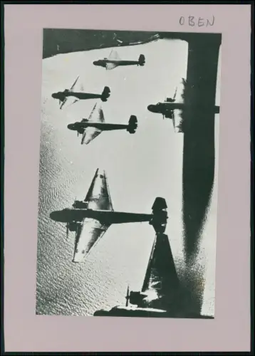 Foto Formation japanischer Bomberflugzeuge im Flug während des Zweiten Weltkrieg