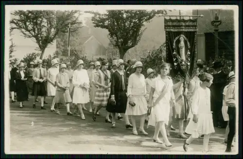 Foto AK - Prozession Mädchen junge Damen 1930 Religion Kirche Banner bei Köln ?