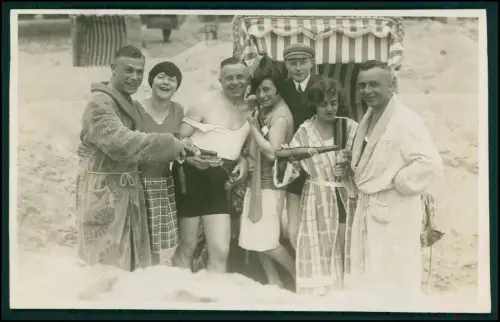 Foto AK Timmendorfer Strand Bademode Badegäste Flasche Sekt Photo-Haus P. Pohlke