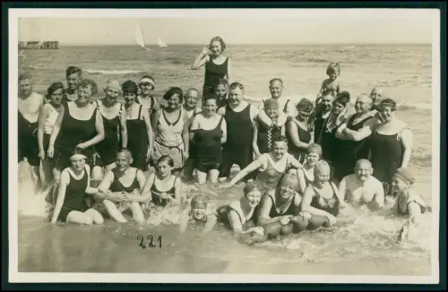 Foto AK Badegruppe Timmendorfer Strand Bademode Wasser Spaß Photo-Haus P. Pohlke
