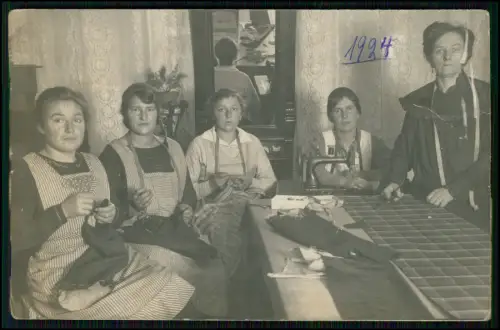 Echt Foto AK - 1924 Frauen in einer Nähstube - bei Hand- und Nähmaschinen Arbeit