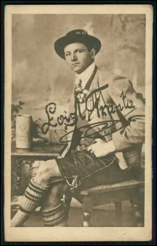 AK der Loisl in Tracht Traunsteiner Lederhose - Bierkrug Trachtenfoto Janker Hut