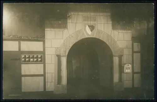 Echt Foto AK - Bühnenbild F.V. Preussen mit Torbogen Briefkasten Saal-Post 1918