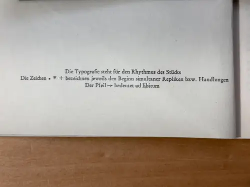 Typografie Regieanweisung - Sonntags am Meer Philippe Adrien Theaterstück 69 S.