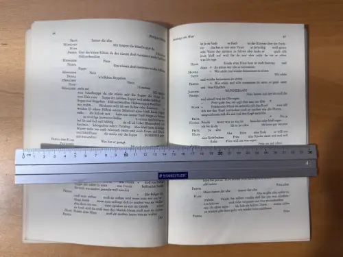 Typografie Regieanweisung - Sonntags am Meer Philippe Adrien Theaterstück 69 S.