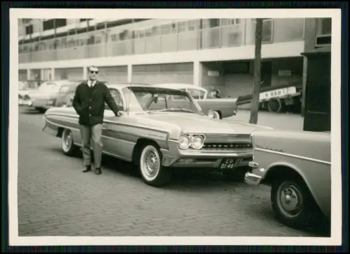 Foto - Oldtimer Oldsmobile Starfire 1961 US Car  Mann am Auto Amerika Feeling V8