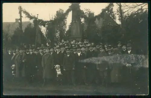 Foto AK - Kriegerdenkmal 1914-18 Gruppe Männer Wo ? - Veteranen Eisernen Kreuz