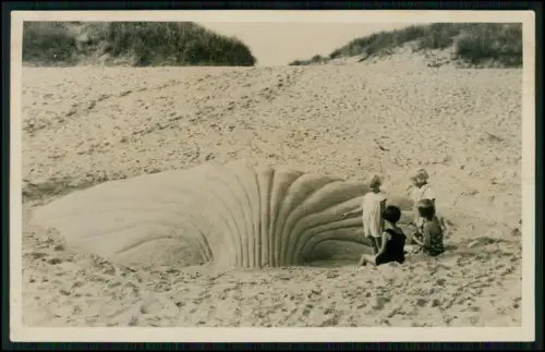 Foto AK Nordsee-Düne Kinder vor beeindruckenden muschelförmigen Sandrelief 1936