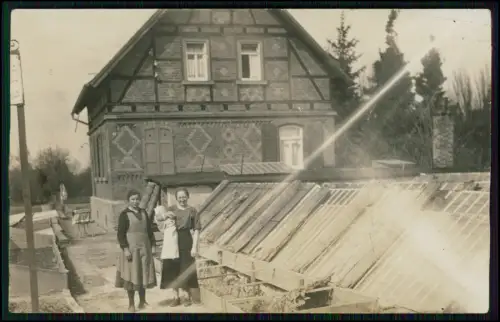 Foto AK Fachwerkhaus Frau Kind Kleingartenbau und Frühbeetnutzung Gemüse 1920er
