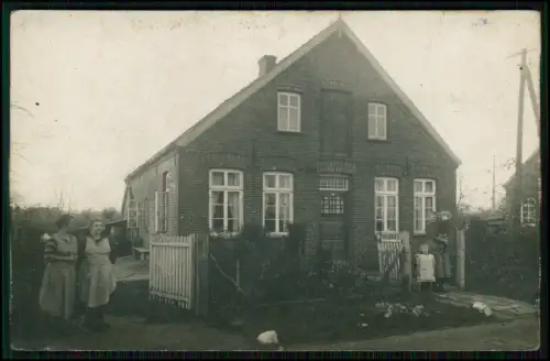 Foto AK Ziegelhaus Backsteinbau Wo? Giebelfront Dorfleben Frauen in Schürze 1925