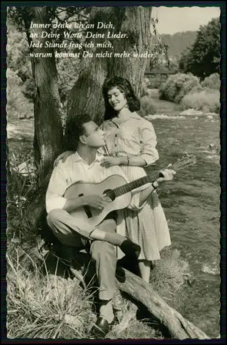 Foto AK - junges Paar am Flussufer - Mann spielt Gitarre Frau liebevoller Blick