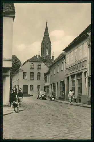 Foto AK Ueckermünde Mecklenburg Vorpommern Straße der Befreier Volksbuchhandlung