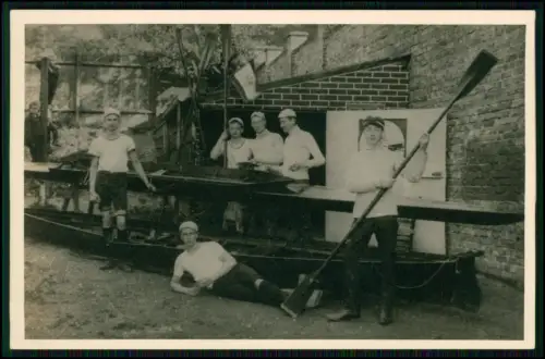 Foto AK - Ruderverein Boote Mannschaft Bootshaus Sportfoto um 1910
