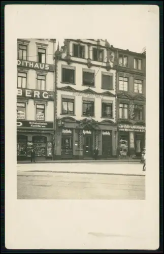Echt Foto AK - Wo ? Geschäfte Passanten Apotheken Schaufenster Straßenleben 1910