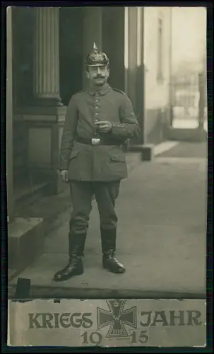 Foto AK - Soldat Pickelhaube 1915 gelaufen Feldpost 1. Weltkrieg Eisernes Kreuz