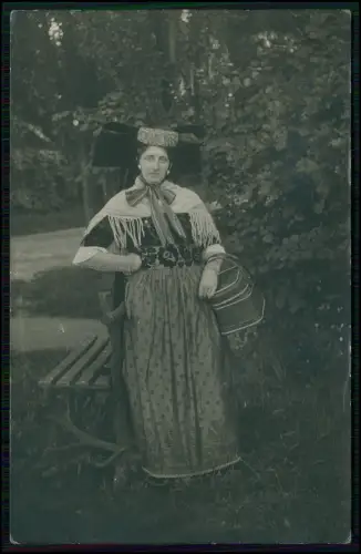 Foto AK Hessen Tracht Haube Schleifenhut bestickt Mieder Schürze Korb 1913 gel.