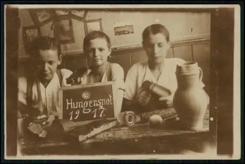 Foto AK 1.WK - Schild Hungersnot 1917 Deutschland - Brot Kriegszeit Kinder Jungs