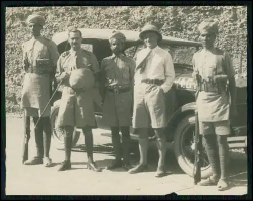 Foto Indien ? Britische Kolonialarmee 1930er Offiziere Auto Soldaten Tropenhelm