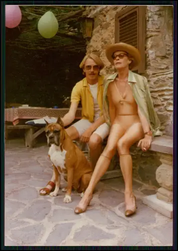 Prominente Dame Sonnenhut Sonnenbrille - auffälligem Modeoutfit posieren 1970er