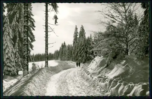 Foto AK - Kniebis Freudenstadt - Winterlandschaft Schneestraße - Spaziergänger