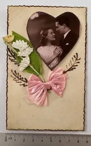 AK Fotomontage Herz-Ausschnitt Paar - Textilblumen gebundene rosa Schleife 1941