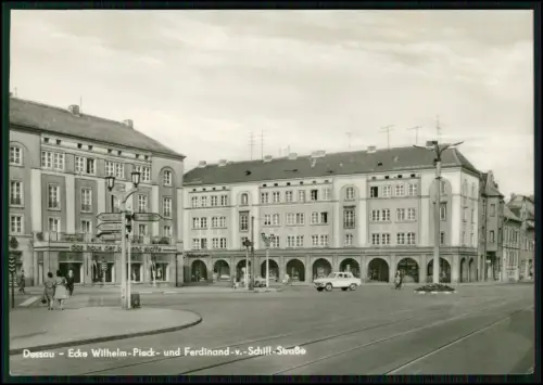 Dessau Stadtzentrum Wilhelm-Pieck-Straße - Straßenbahnlinien Passanten und Autos