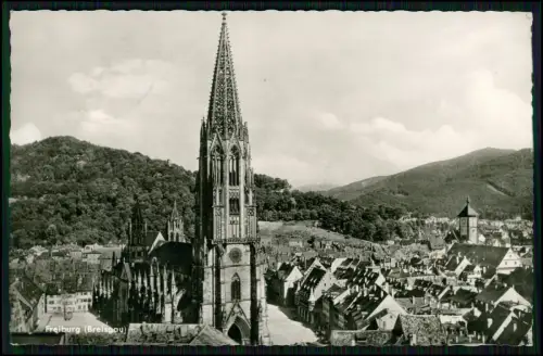 Echt Foto AK - Freiburg Breisgau - Münsterplatz mit Münster Turm im Schwarzwald