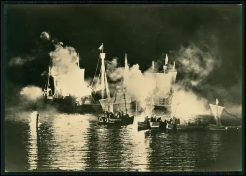 Foto AK - Ralswiek auf Rügen - Störtebeker Festspiele - nächtliche Schiffe Feuer