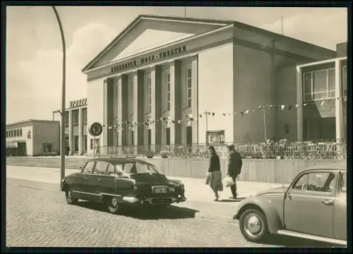 AK Eisenhüttenstadt Friedrich-Wolf-Theater mit Tatra 603 PKW u. VW Käfer 1950er