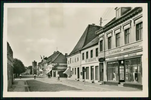 Foto AK Beeskow Oder-Spree - Ernst-Thälmann-Straße Geschäfte Radfahrer Passanten