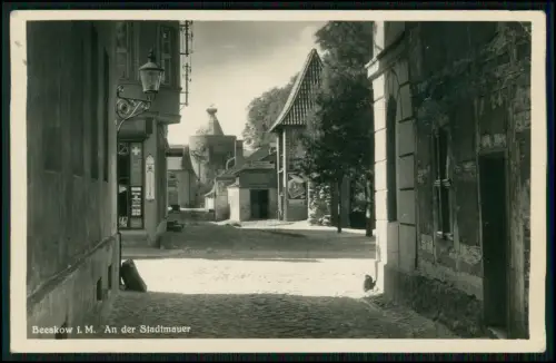 Foto AK - Beeskow Oder-Spree - alte Stadtmauer Wehrturm Kopfsteinpflasterstraße