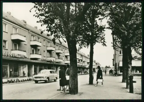 2x Foto AK - Beeskow Breite Straße 1960er Jahre - Straßenansicht Geschäfte Auto