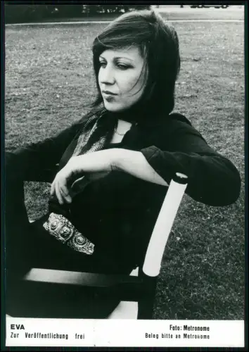 Original Pressefoto deutsche Sängerin Eva 1970er Sitzpose im Freien - 17x13cm