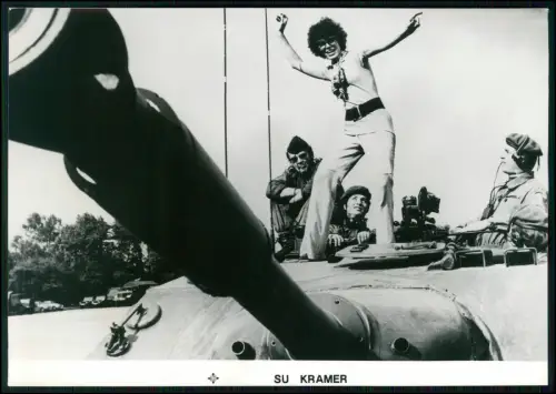 Su Kramer - Original Pressefoto 1970er Sängerin Bundeswehr Panzer Tank 18x13cm