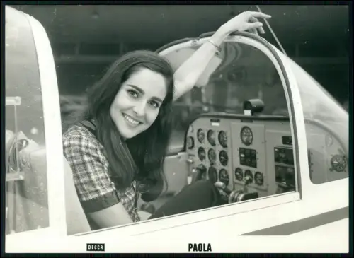 Paola del Medico Original Pressefoto 1971 Schweizer Sängerin im Flugzeug 18x13cm