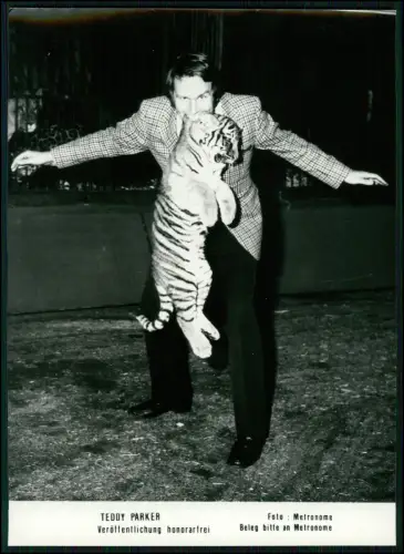 Teddy Parker – Original Pressefoto 1970er - mit Tiger im Zirkus Motiv - 18x13cm