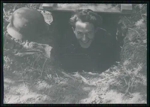 2x 15x10 -Künstlerzeichnung signiert 2. Weltkrieg Karikatur Soldat Schlamm Humor